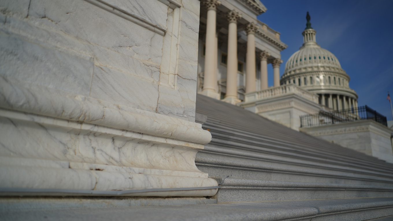 Bitcoin toca $80K tras el compromiso del CLARITY Act y cae: markup esperado el 11 de mayo