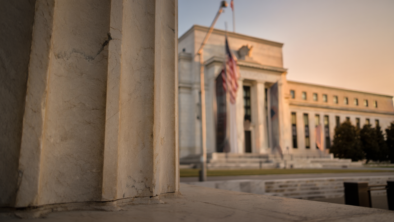 Hawkish surprise sin 60% precalculado rompería 32 años de precedente Fed