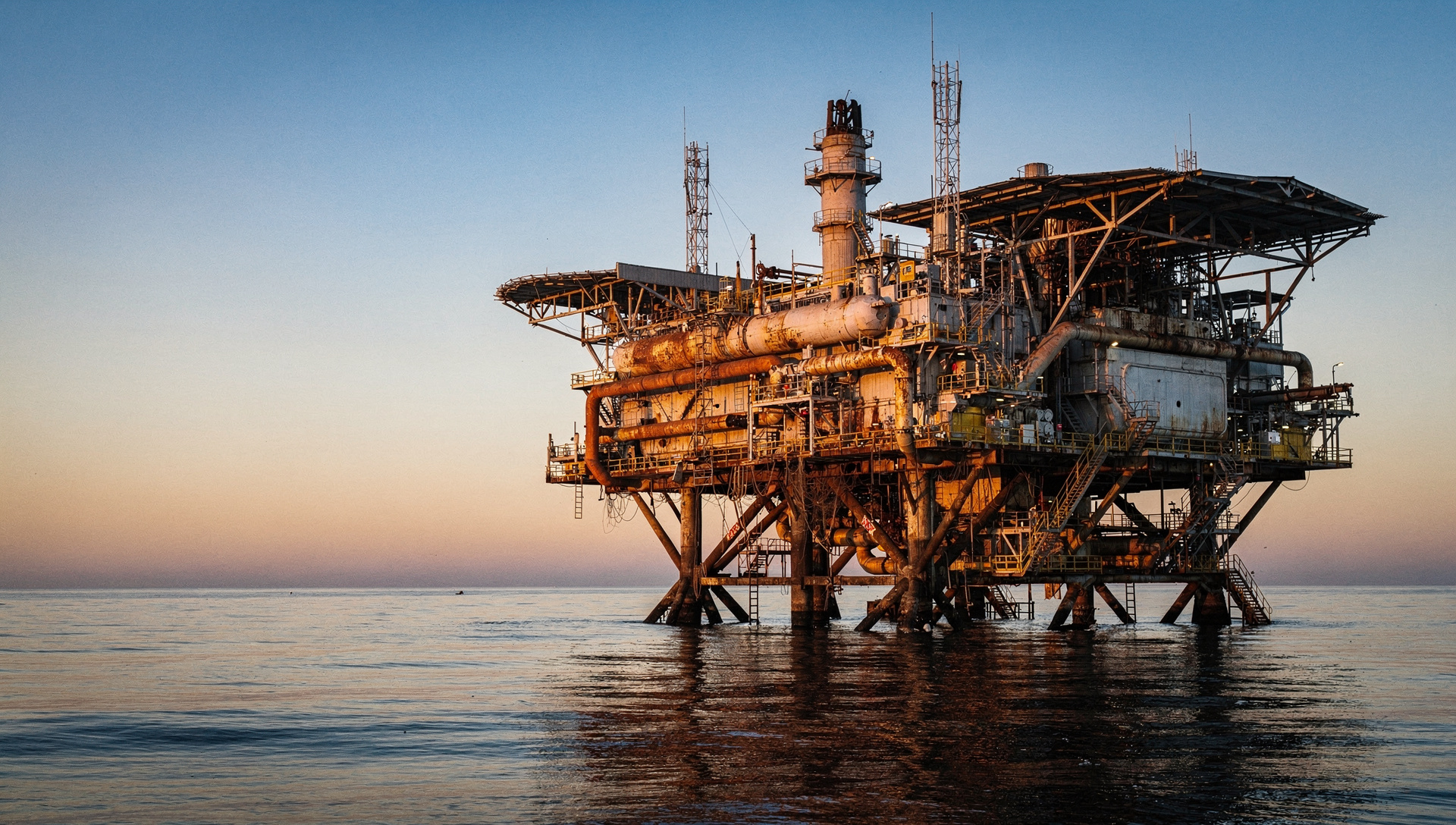 OPEC+ congela cuotas tras 6 meses: la brecha papel-barriles reales rompe el consenso
