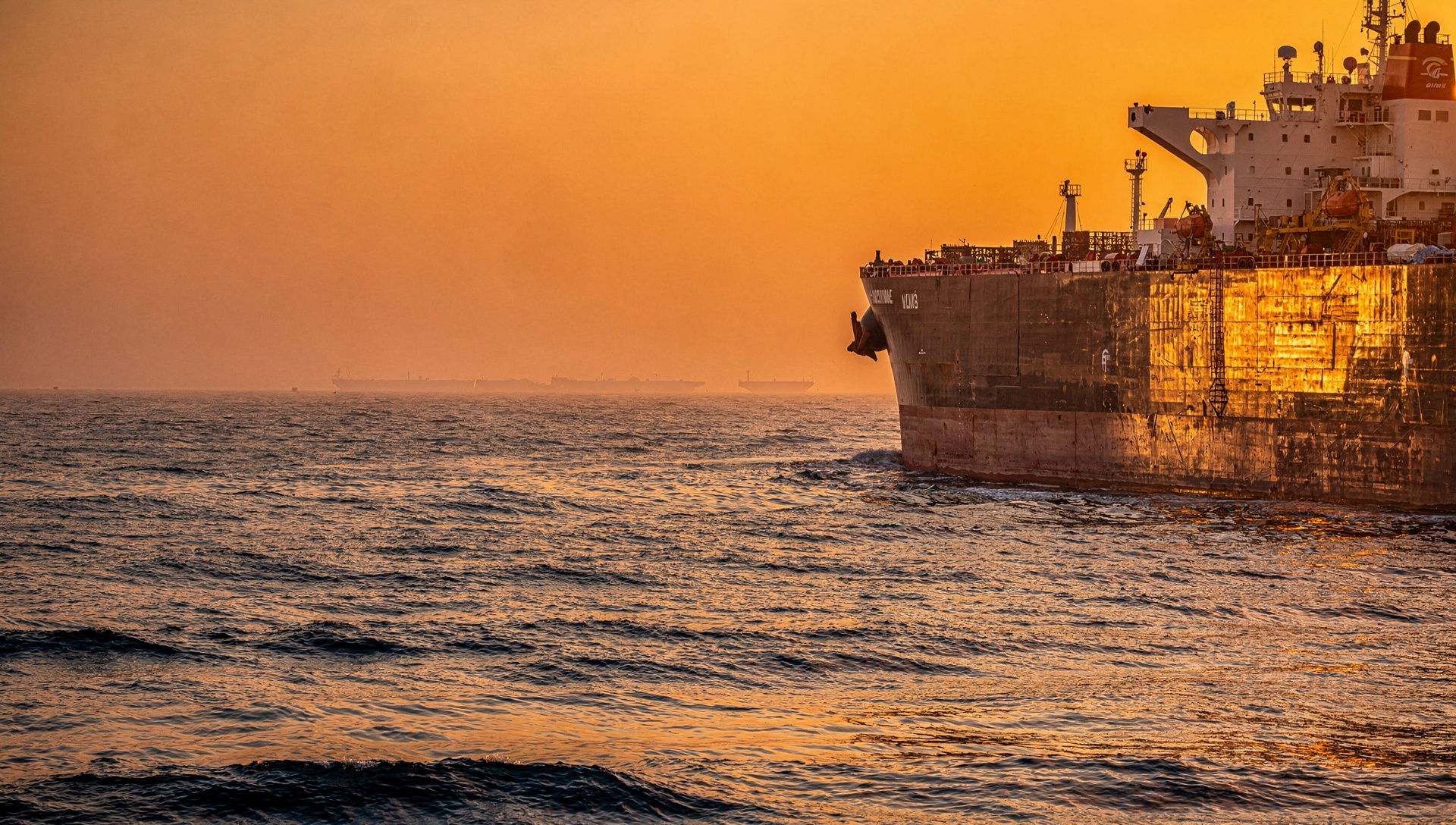 Backwardation logístico empuja fletes a $800K mientras Brent retrocede 3%