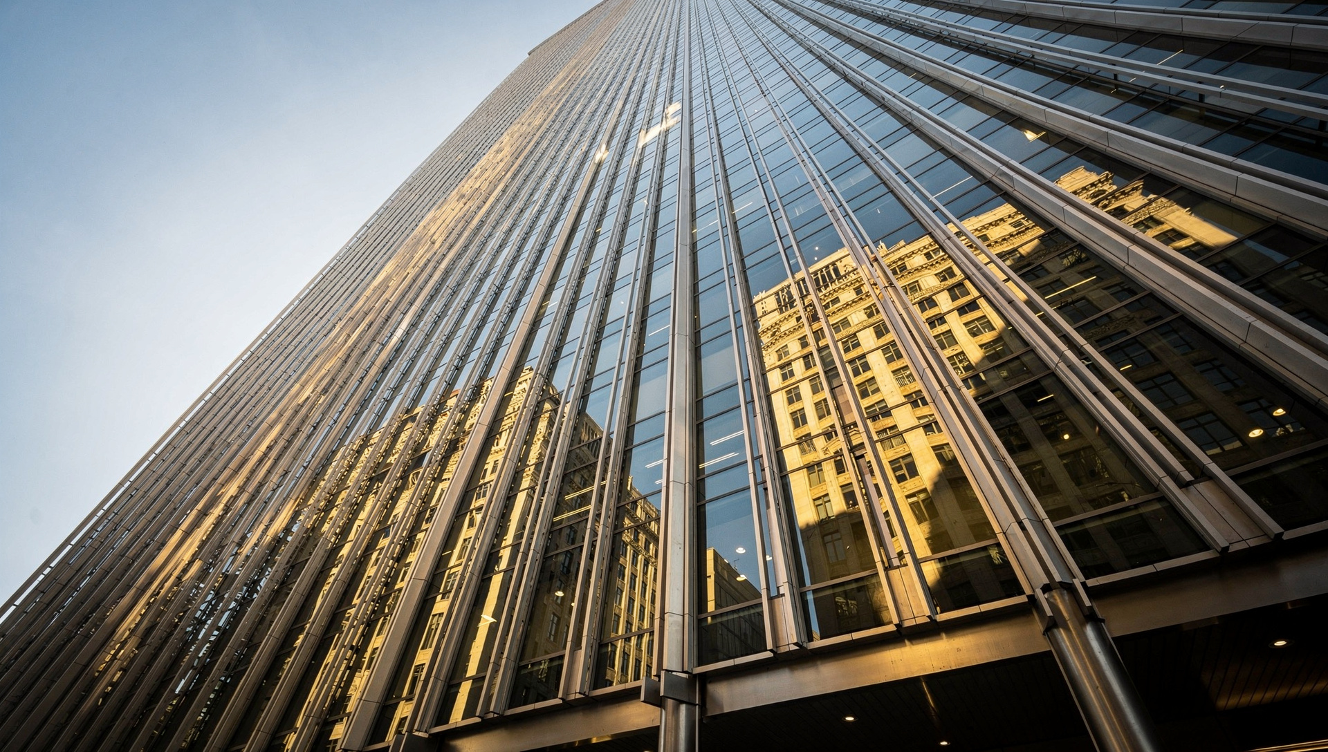 $1.08B fluyen a IBIT de BlackRock en 20 días mientras Grayscale pierde $254M