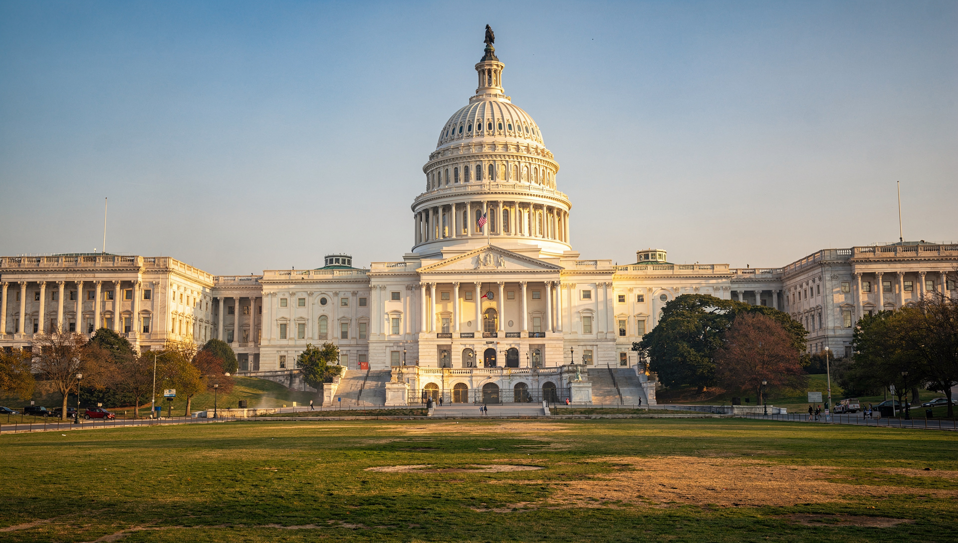 Steil elimina financiamiento Fed y el comité aprueba reserva Bitcoin recortada