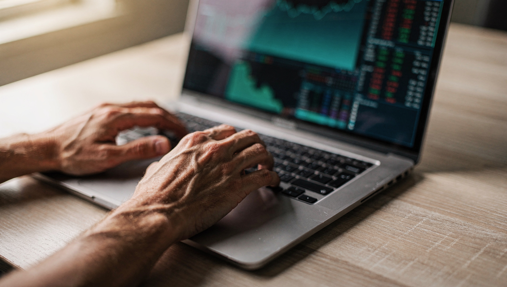 Oracle cae 2% mientras Amazon sube y Microsoft aguanta: divergencia por capex