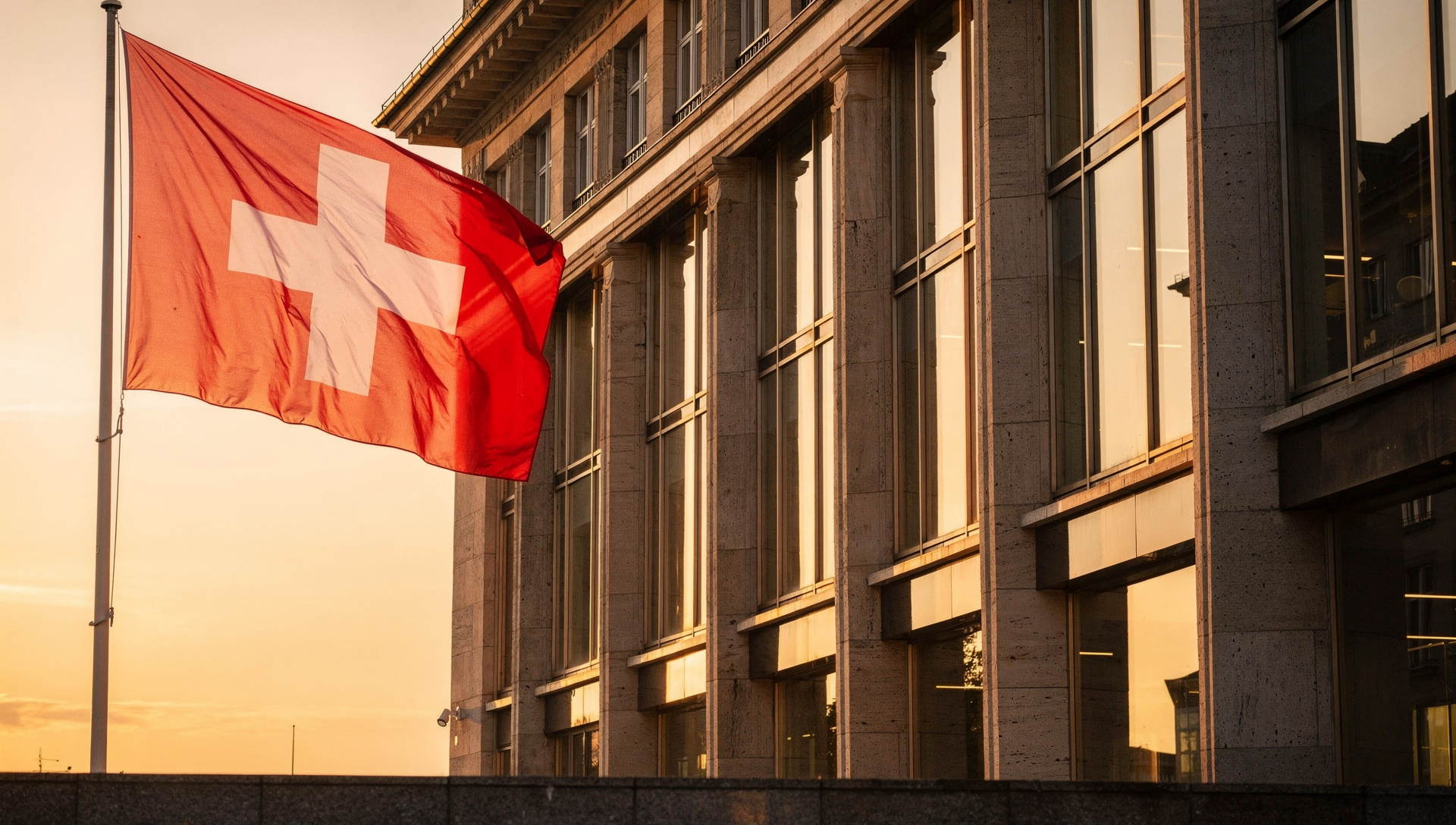 Suiza aprieta a UBS y ocho bancos habrían mostrado interés en fusionarse, según Blick