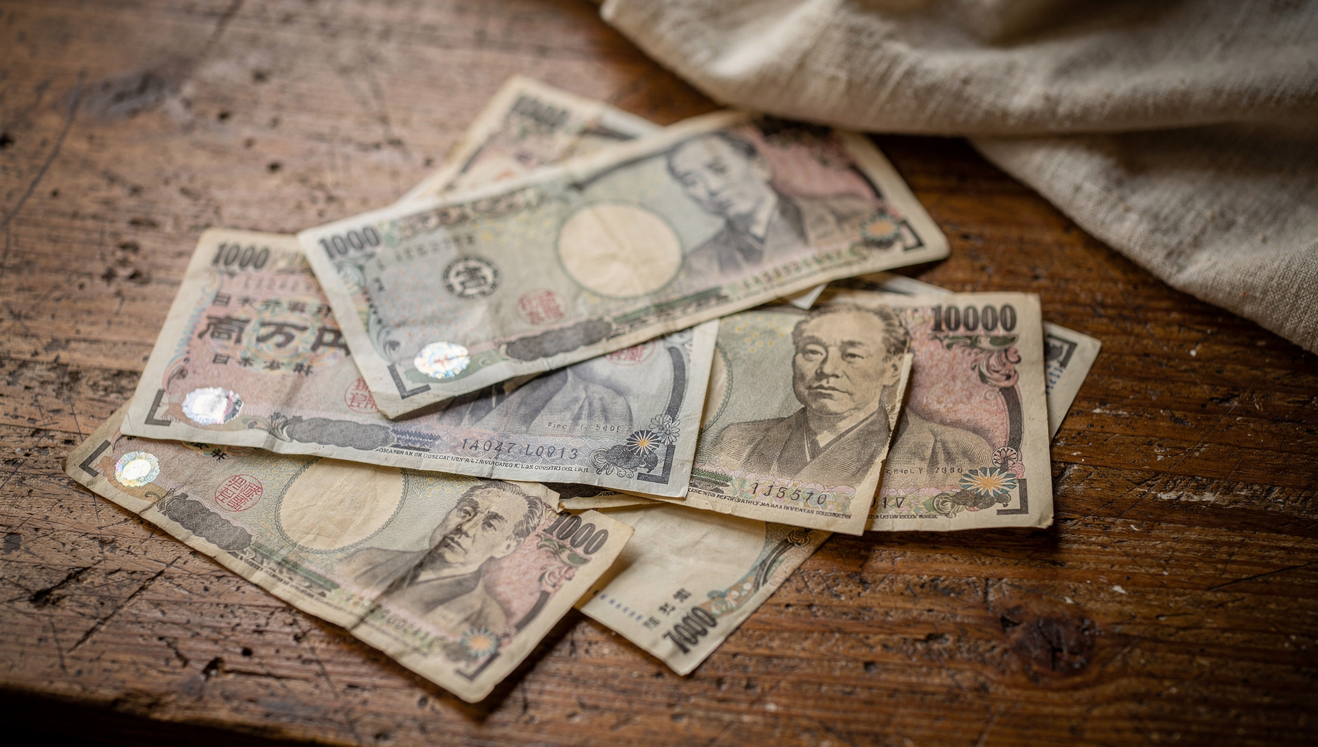 USD/JPY oscila entre 156,59 y 159,03 en semana de baja liquidez