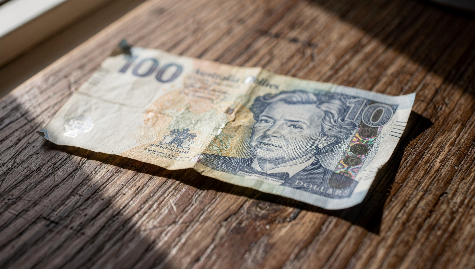 Dólar australiano cae pese a que el RBA sube tasas a 4.60%