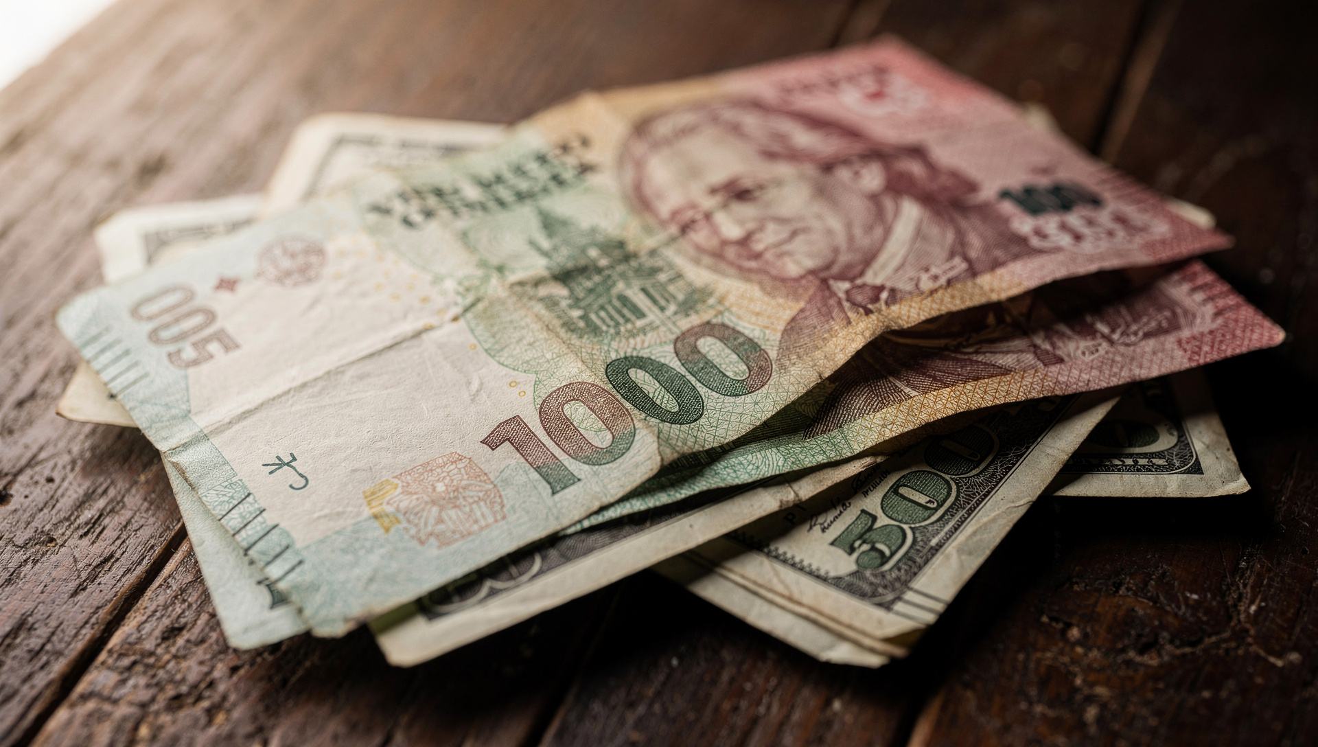 El peso mexicano cae y se acerca a los 18 por dólar