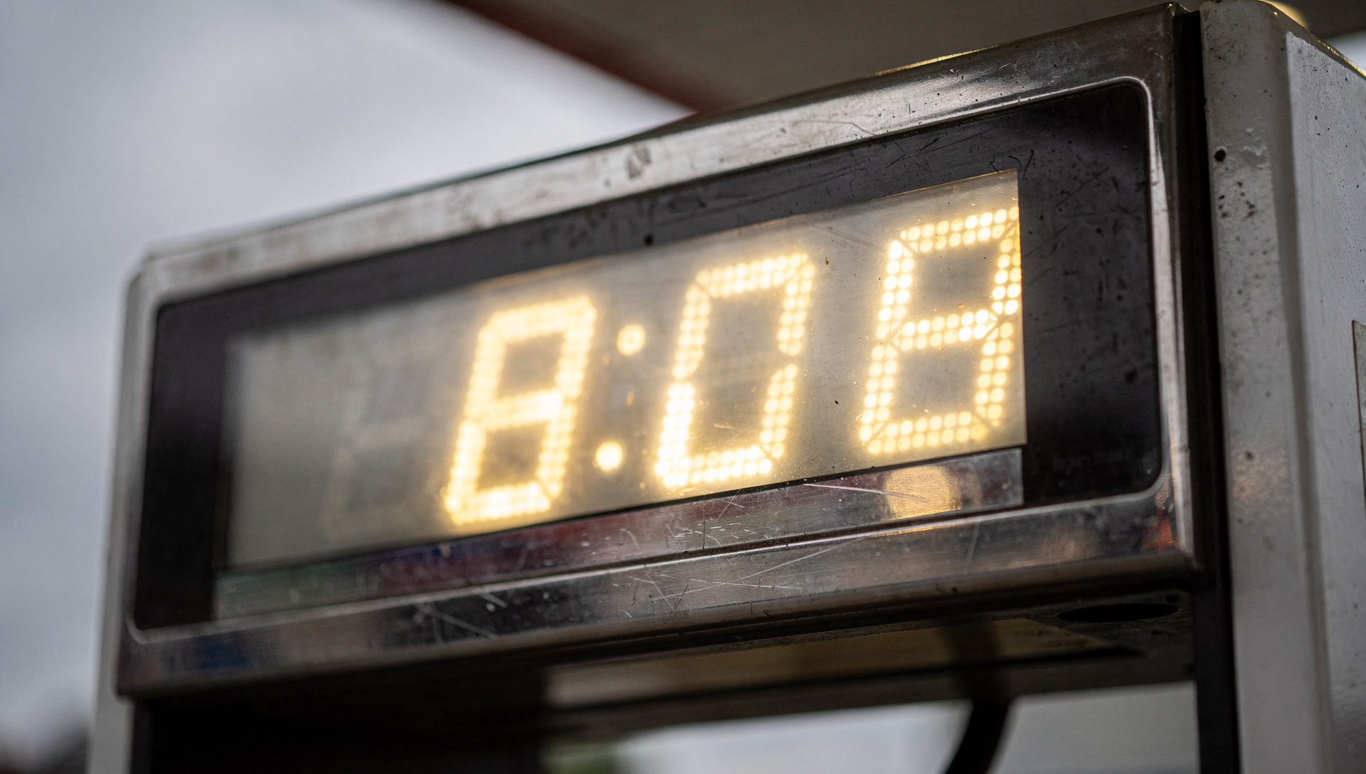 Euro cae a 1.1289 en medio de alerta por riesgo de ban de diésel en EE.UU.