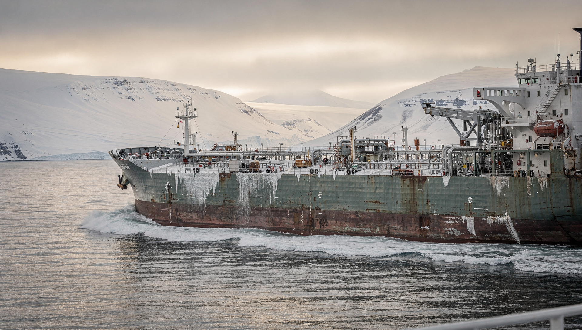 Trump dobla la apuesta y amenaza aranceles a Seúl por Alaska LNG
