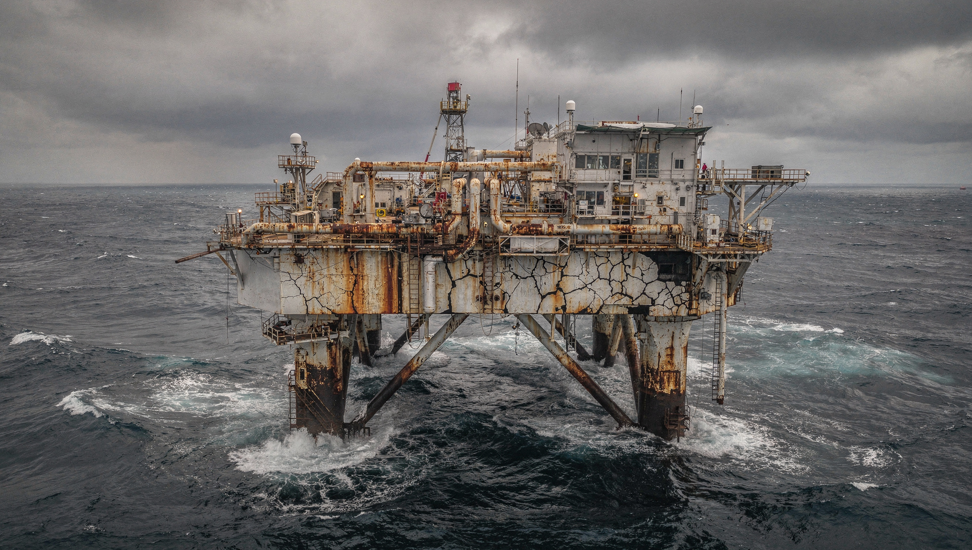 Nueve ataques en Ormuz y un huracán en el Golfo empujan el Brent a $101