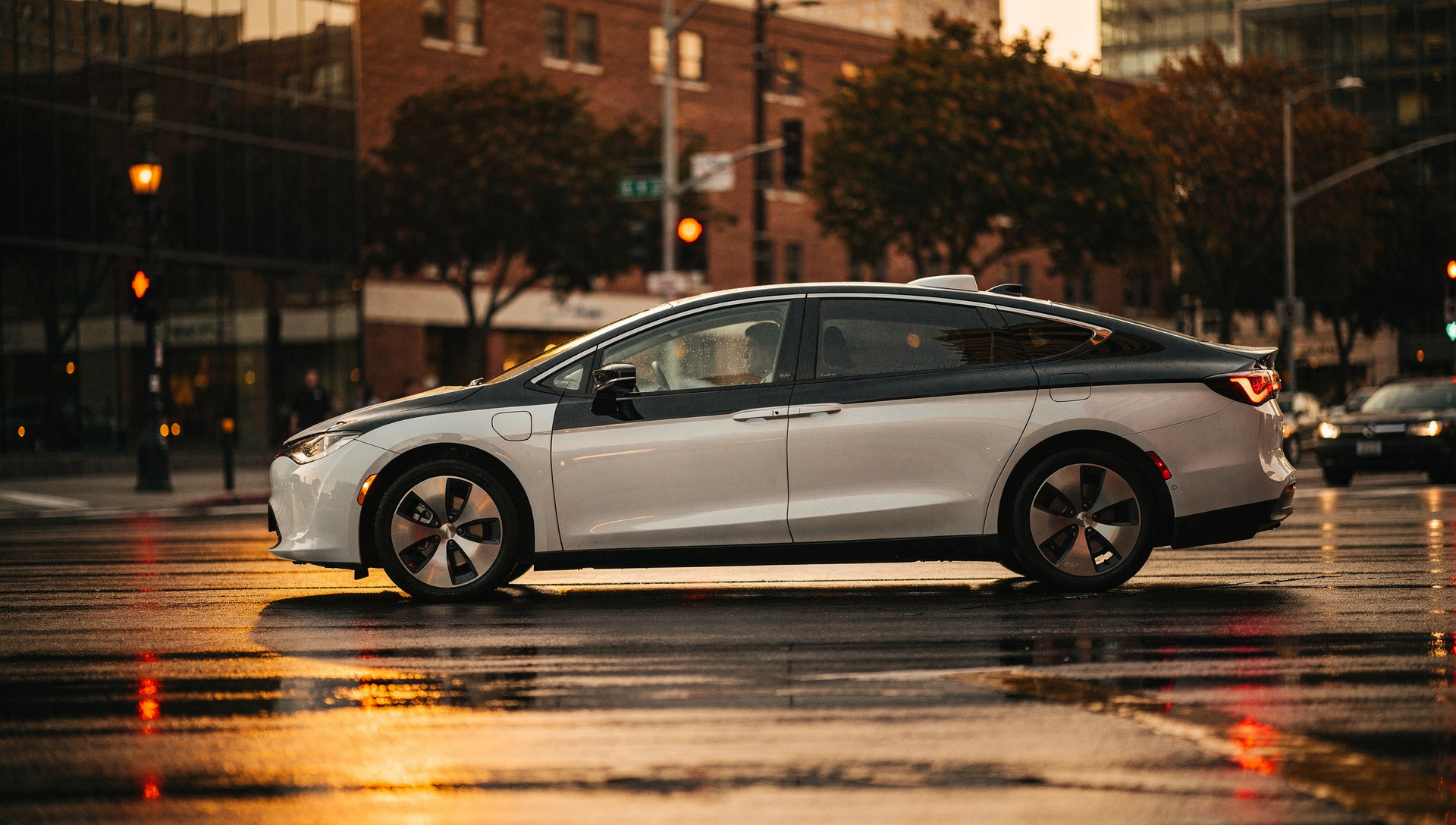 Waymo abandona el equity y levanta su primer préstamo institucional