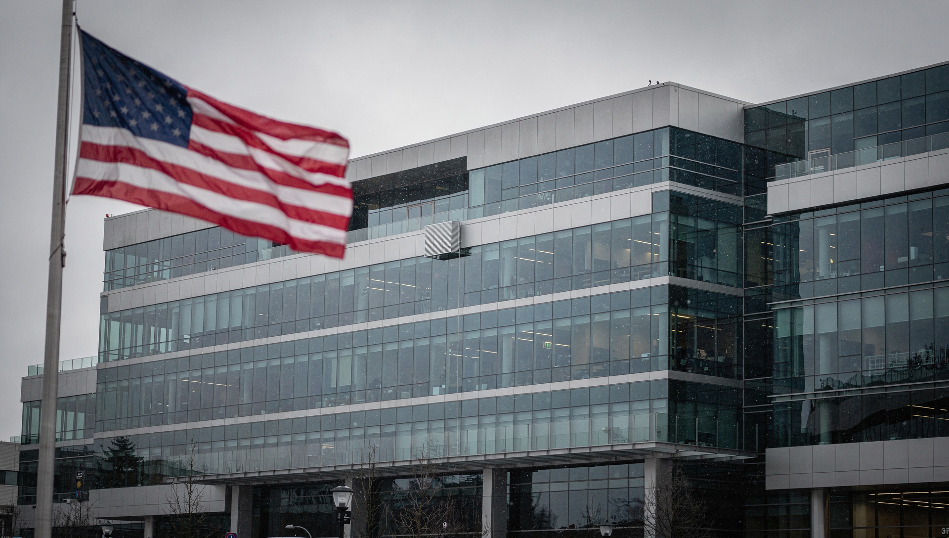 Señales cruzadas: veto H-1B por la mañana, medalla a Nadella por la tarde