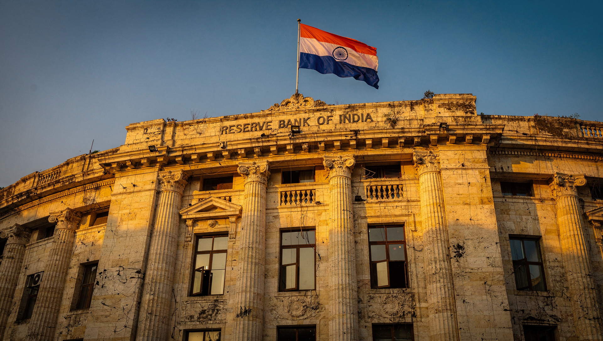India: el RBI sube tasas y la rupia cae en medio de presiones múltiples