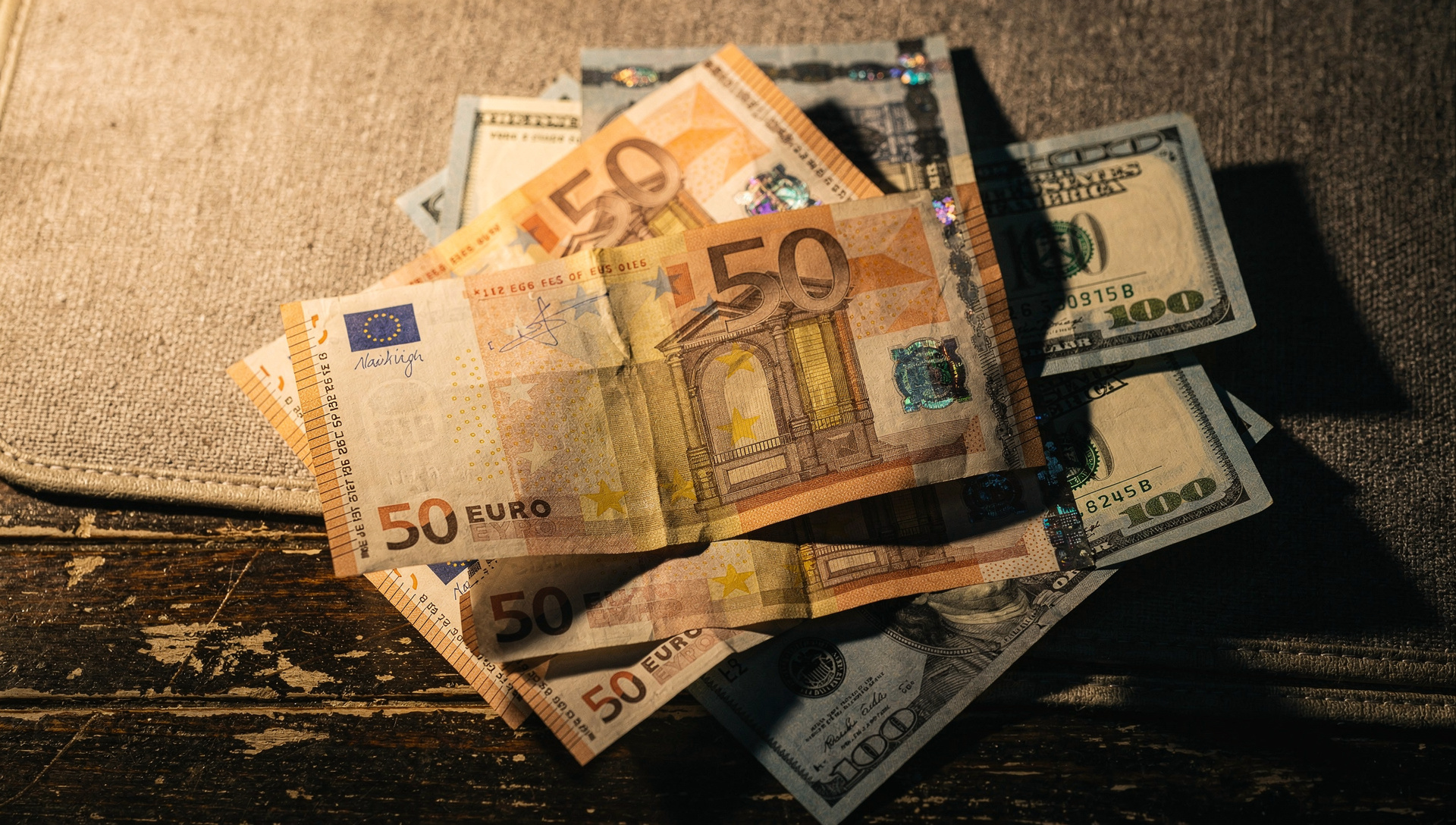 Hammack acelera la caída del euro con su llamado a tasas más altas