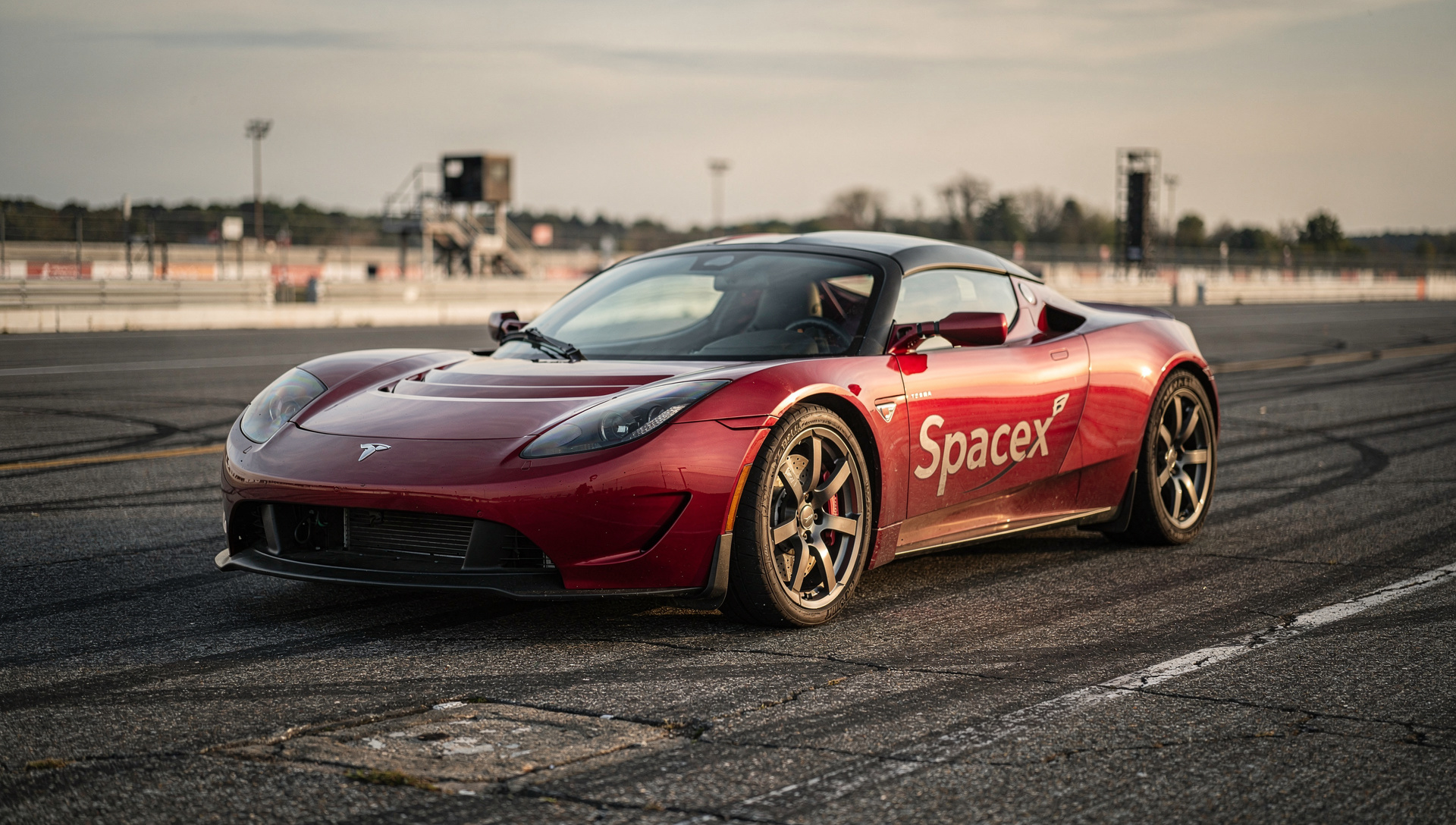Roadster sale mañana tras nueve años: Tesla enfrenta prueba de credibilidad