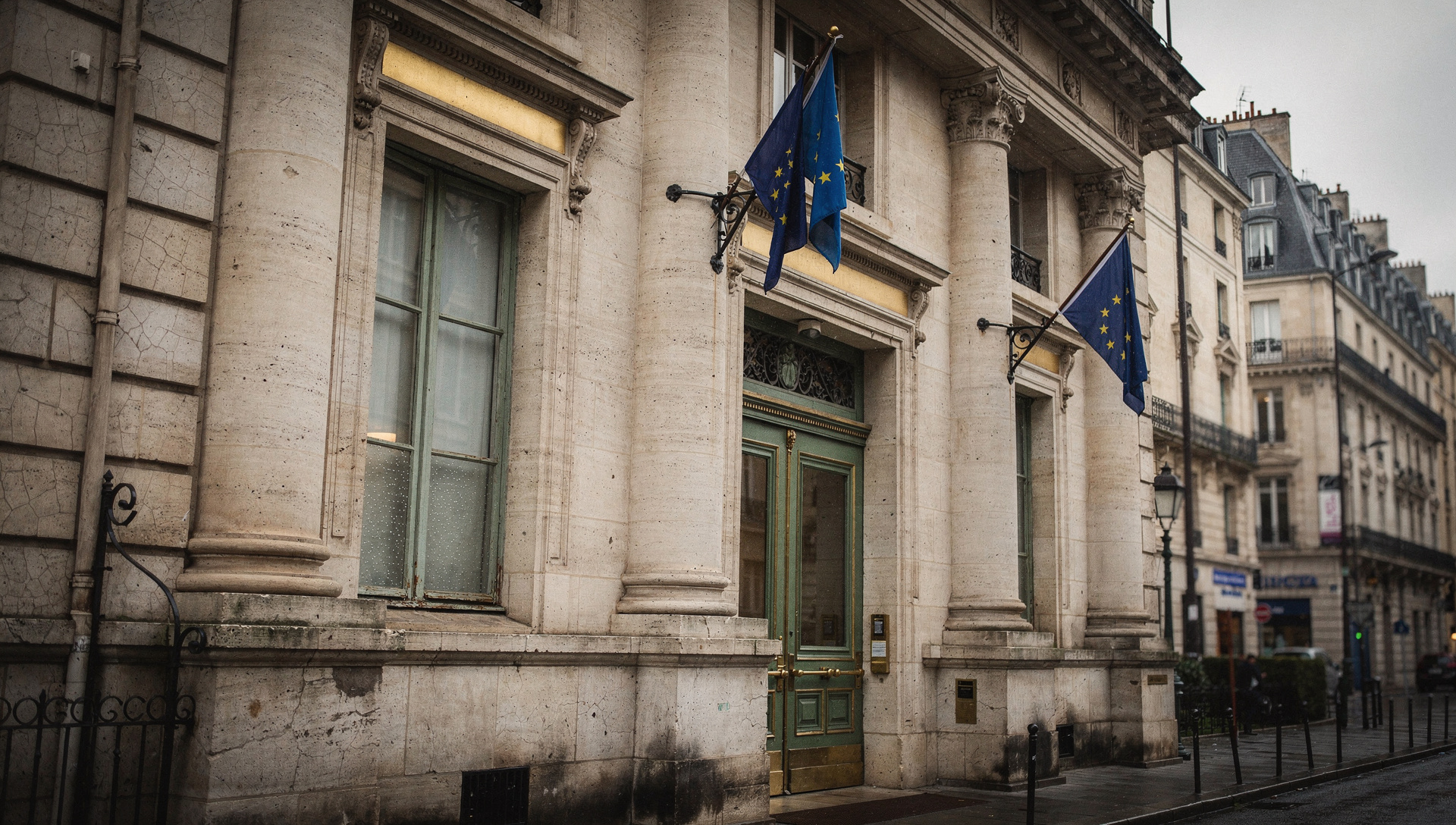 Bancos franceses se desploman por la crisis fiscal; Santander resiste