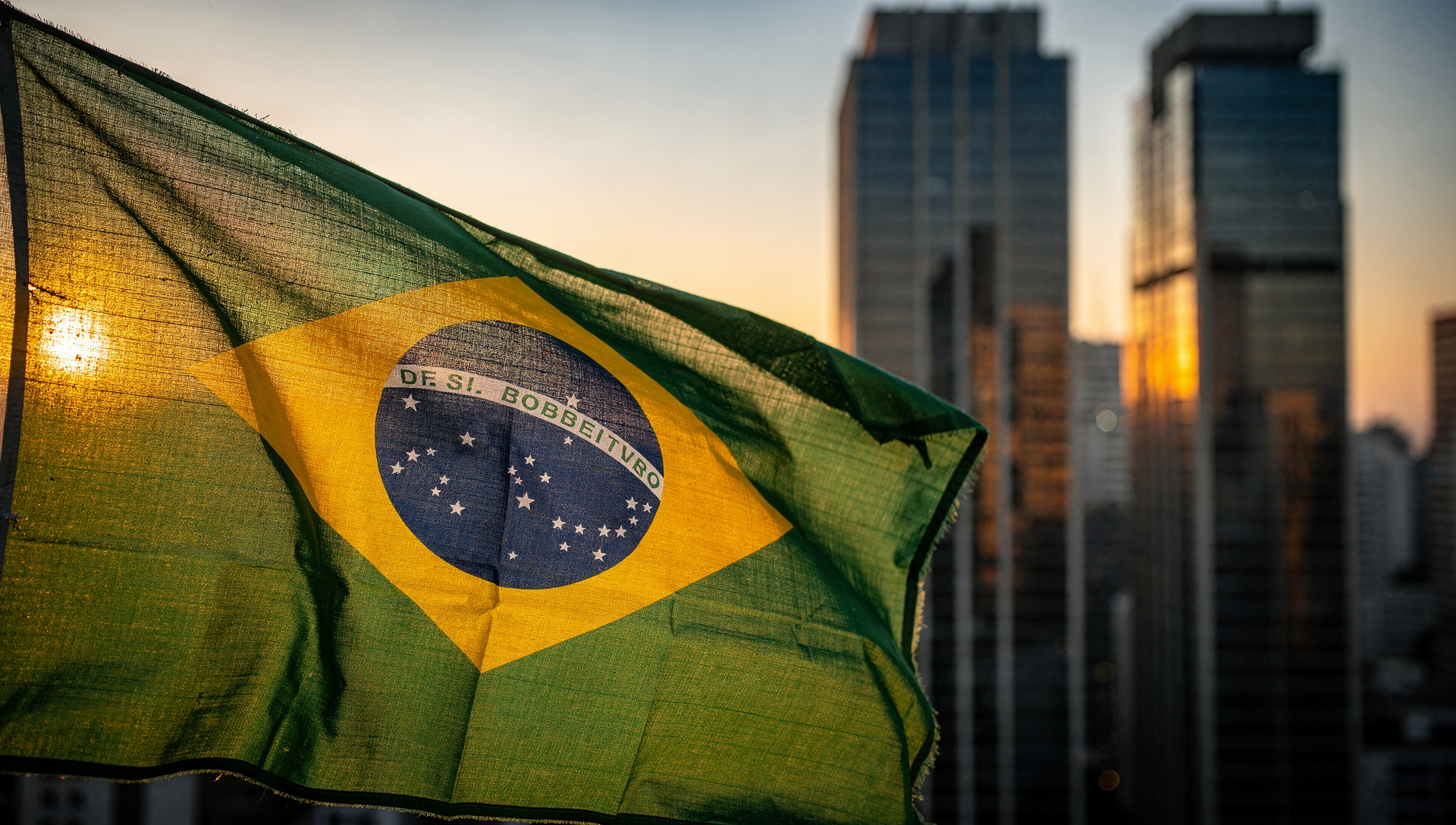 Real brasileño se hunde 10% en futuros tras victoria de Lula en segunda vuelta