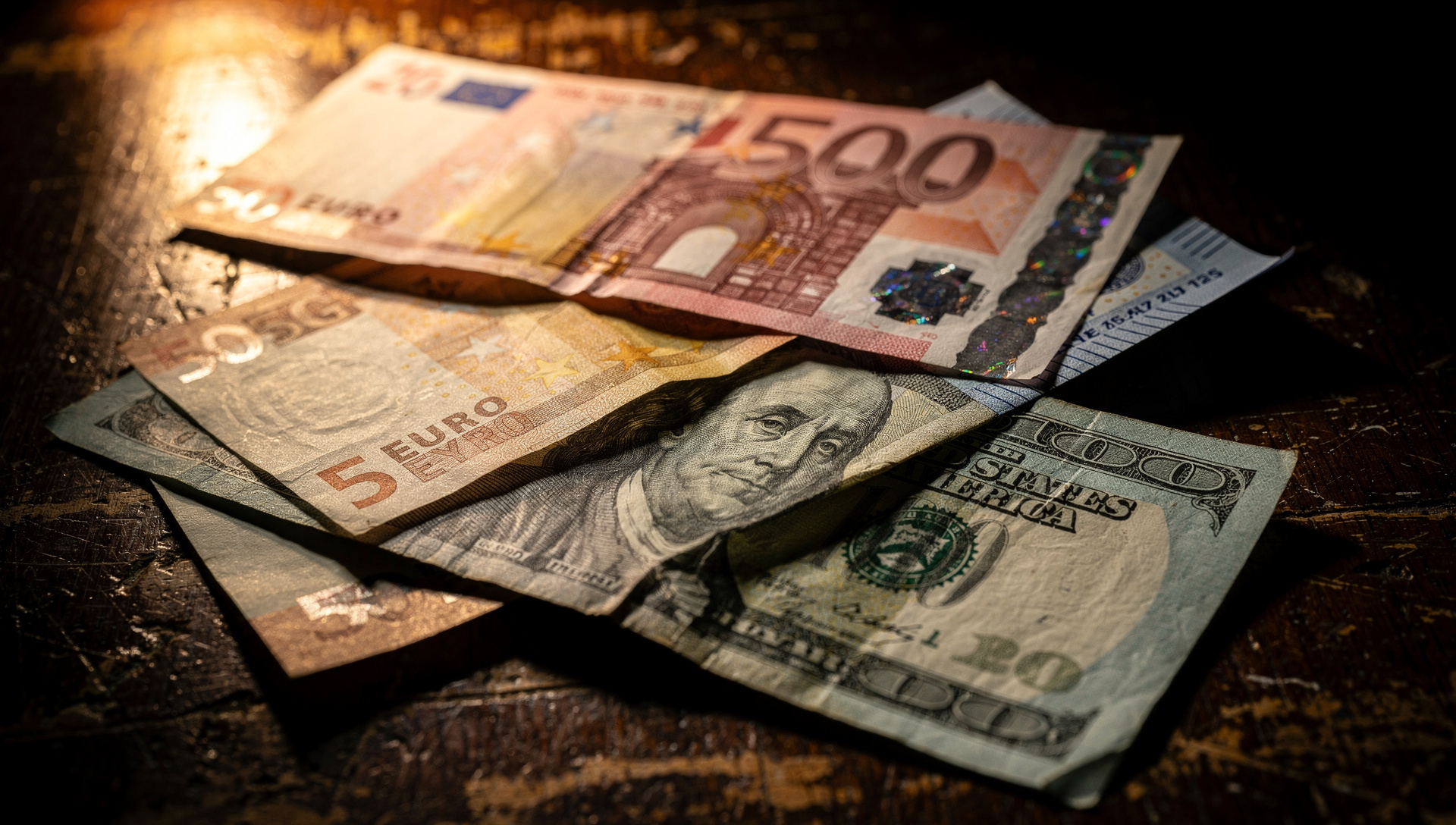 Euro cae a mínimos de 17 meses tras pausa del BCE y PCE al 3,6%