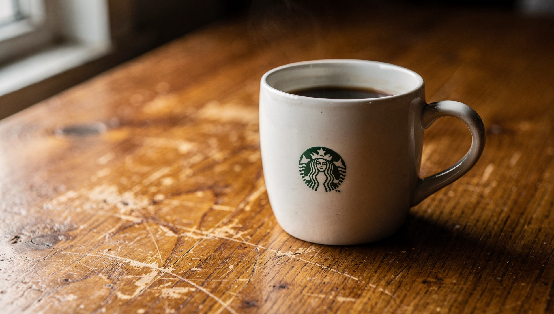 Starbucks bate beneficio pero falla en ingresos tras vender China